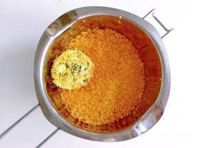 取一个饭团放进面包糠里面，让饭团裹满面包糠