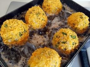 放入饭团，中小火炸至饭团成金黄色关火，期间用筷子翻滚饭团，让饭团上色均匀（如果一锅炸不完，就把炸好的饭团取出来）