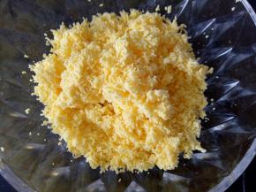 将熟蛋黄尽可能的压碎碎（我用筛子过了一下）