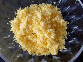 将熟蛋黄尽可能的压碎碎（我用筛子过了一下）