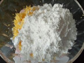 将糖粉加入蛋黄中