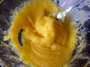 搅拌至糖粉融化出水呈蛋黄糊的状态后加入盐搅拌融化