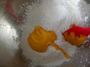中粉和玉米淀粉混合将到蛋黄糊加入