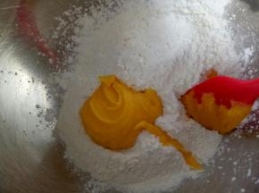 中粉和玉米淀粉混合将到蛋黄糊加入