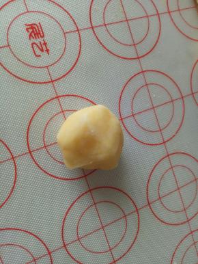 取一小块面团揉捏成团，尽量圆一点