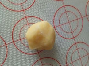 取一小块面团揉捏成团，尽量圆一点