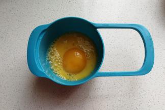 全蛋液加一颗蛋黄搅拌均匀