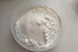 面粉，淀粉，白糖，先称好混合均匀