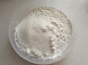 面粉，淀粉，白糖，先称好混合均匀