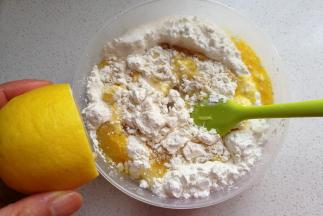 蛋液和玉米油加入面粉中先翻拌几下，再挤入适量柠檬汁翻拌均匀