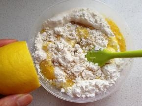 蛋液和玉米油加入面粉中先翻拌几下，再挤入适量柠檬汁翻拌均匀