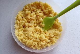 翻拌至没有干粉状态，盖保鲜膜静置15-20分钟