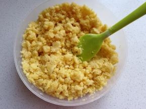 翻拌至没有干粉状态，盖保鲜膜静置15-20分钟