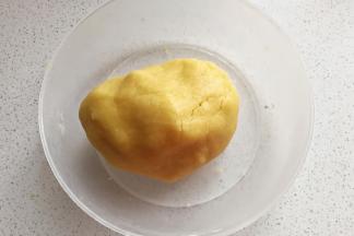 将静置好的面粉捏成团