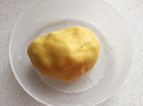 将静置好的面粉捏成团