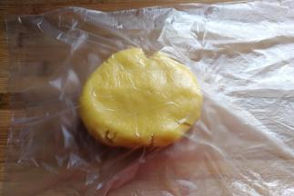 再将面团放入保鲜袋中