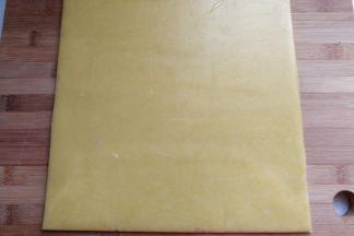 用擀面杖擀成厚约0.5厘米的薄饼