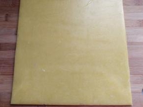 用擀面杖擀成厚约0.5厘米的薄饼