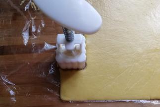 先用月饼模具在薄饼上盖压一下，只是空压，不要推压轴