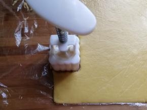 先用月饼模具在薄饼上盖压一下，只是空压，不要推压轴