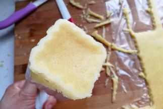 然后移开模具，这时候模具四周可能会有飞边