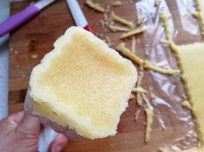 然后移开模具，这时候模具四周可能会有飞边