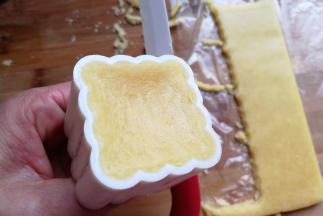 用一把小刀把模具四周的飞边刮掉，再扣过来稍用力推压一下，一块有清晰花纹的饼干就压好了