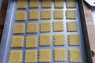依次压完所有的饼干，然后摆入烤盘中，放入预热好的烤箱中层上下火170~180度，烤约15~20分钟左右即好