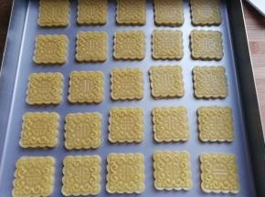 依次压完所有的饼干，然后摆入烤盘中，放入预热好的烤箱中层上下火170~180度，烤约15~20分钟左右即好
