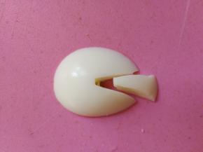 小的部分用刀切一个三角下来，如图所示