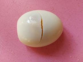 剩下的鸡蛋横向三分之一处切一刀，不要切断