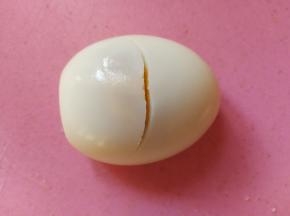 剩下的鸡蛋横向三分之一处切一刀，不要切断