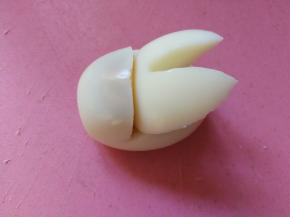 把刚才的兔子耳朵插进去