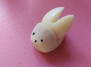 用芝麻做眼睛和嘴巴
