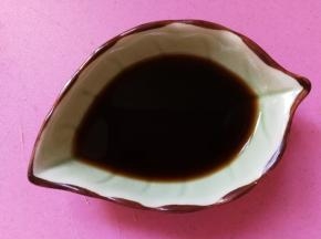 调味碟里面放醋和糖