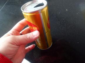 找一个这样的罐子（露露，雀巢咖啡的都可以）要把里面的饮料倒出来哦，不然蛋糕中心烤不熟的