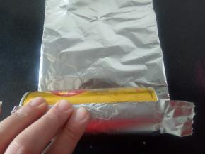 罐子里放一些重石或者豆子增加罐子的重量，以防一会倒蛋糕糊的时候会移动，然后用锡纸包一圈