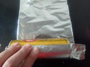 罐子里放一些重石或者豆子增加罐子的重量，以防一会倒蛋糕糊的时候会移动，然后用锡纸包一圈