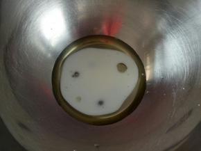 开始制作蛋糕，牛奶和玉米油进行乳化