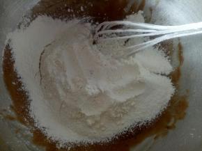 筛入低粉，翻拌均匀