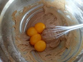 分离蛋黄蛋清，将蛋黄加入面糊中呈z字型拌匀