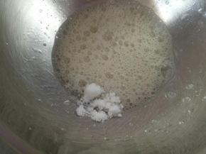 蛋清加几滴柠檬汁打散，分三次加入白砂糖打至硬性发泡