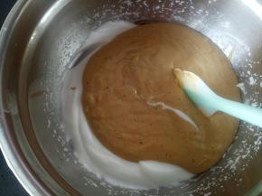 倒入剩余的蛋白霜中，翻拌均匀