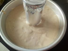 用刮刀刮平表面，轻震几下震去大气泡