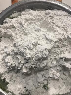 倒入容器里，加入所有的粉，也可以慢慢加入，搅拌至絮状即可