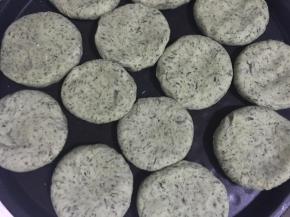 放入煎饼铛煎熟即可