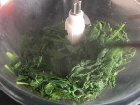 捞出放入料理机内，打成泥状