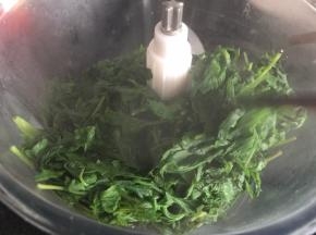 捞出放入料理机内，打成泥状