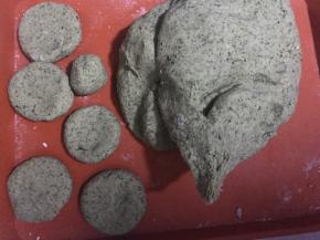 揪成大小差不多的小剂子，搓成小团后用手按扁成饼状即可（饼要中间薄周边厚的那种）