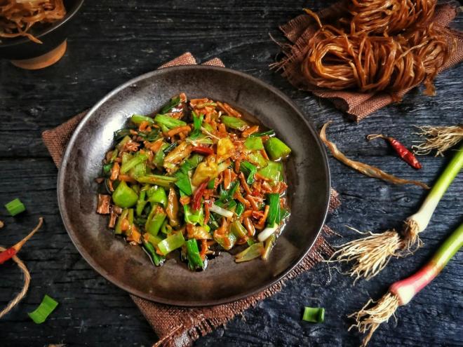 辣出天际的辣炒腊鸭肠